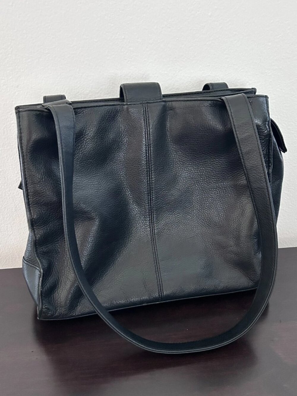 Giani Bernini black leather shoulder bag with a neat multi-compartment design